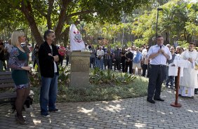 O presidente Mario Gobbi inaugura um busto em homenagem ao ex-jogador Socrates na Praca da Liberdade, no Parque So Jorge, ao lado da viuva Katia Bagnarelli, esta manh So Paulo / SP - Brasil - 28/07/2012