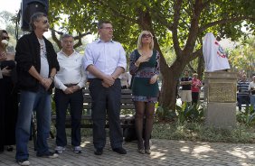 O presidente Mario Gobbi inaugura um busto em homenagem ao ex-jogador Socrates na Praca da Liberdade, no Parque São Jorge, ao lado da viuva Katia Bagnarelli, esta manhã São Paulo / SP - Brasil - 28/07/2012