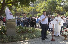 O presidente Mario Gobbi inaugura um busto em homenagem ao ex-jogador Socrates na Praca da Liberdade, no Parque São Jorge, ao lado da viuva Katia Bagnarelli, esta manhã São Paulo / SP - Brasil - 28/07/2012