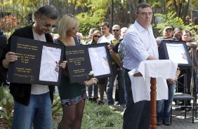 O presidente Mario Gobbi inaugura um busto em homenagem ao ex-jogador Socrates na Praca da Liberdade, no Parque So Jorge, ao lado da viuva Katia Bagnarelli, esta manh So Paulo / SP - Brasil - 28/07/2012