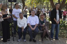 O presidente Mario Gobbi inaugura um busto em homenagem ao ex-jogador Socrates na Praca da Liberdade, no Parque São Jorge, ao lado da viuva Katia Bagnarelli, esta manhã São Paulo / SP - Brasil - 28/07/2012