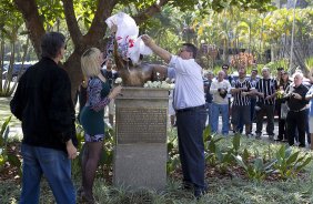 O presidente Mario Gobbi inaugura um busto em homenagem ao ex-jogador Socrates na Praca da Liberdade, no Parque So Jorge, ao lado da viuva Katia Bagnarelli, esta manh So Paulo / SP - Brasil - 28/07/2012