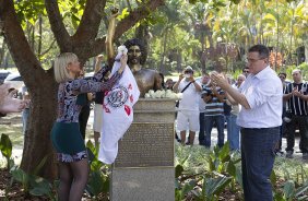 O presidente Mario Gobbi inaugura um busto em homenagem ao ex-jogador Socrates na Praca da Liberdade, no Parque So Jorge, ao lado da viuva Katia Bagnarelli, esta manh So Paulo / SP - Brasil - 28/07/2012