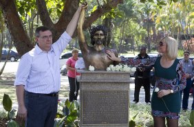 O presidente Mario Gobbi inaugura um busto em homenagem ao ex-jogador Socrates na Praca da Liberdade, no Parque São Jorge, ao lado da viuva Katia Bagnarelli, esta manhã São Paulo / SP - Brasil - 28/07/2012
