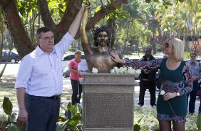 O presidente Mario Gobbi inaugura um busto em homenagem ao ex-jogador Socrates na Praca da Liberdade, no Parque So Jorge, ao lado da viuva Katia Bagnarelli, esta manh So Paulo / SP - Brasil - 28/07/2012