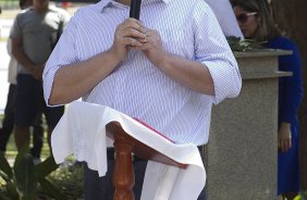 O presidente Mario Gobbi inaugura um busto em homenagem ao ex-jogador Socrates na Praca da Liberdade, no Parque So Jorge, ao lado da viuva Katia Bagnarelli, esta manh So Paulo / SP - Brasil - 28/07/2012