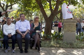 O presidente Mario Gobbi inaugura um busto em homenagem ao ex-jogador Socrates na Praca da Liberdade, no Parque São Jorge, ao lado da viuva Katia Bagnarelli, esta manhã São Paulo / SP - Brasil - 28/07/2012