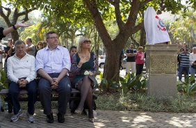 O presidente Mario Gobbi inaugura um busto em homenagem ao ex-jogador Socrates na Praca da Liberdade, no Parque So Jorge, ao lado da viuva Katia Bagnarelli, esta manh So Paulo / SP - Brasil - 28/07/2012