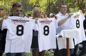 O presidente Mario Gobbi inaugura um busto em homenagem ao ex-jogador Socrates na Praca da Liberdade, no Parque So Jorge, ao lado da viuva Katia Bagnarelli, esta manh So Paulo / SP - Brasil - 28/07/2012