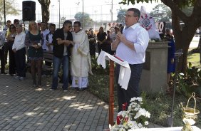 O presidente Mario Gobbi inaugura um busto em homenagem ao ex-jogador Socrates na Praca da Liberdade, no Parque So Jorge, ao lado da viuva Katia Bagnarelli, esta manh So Paulo / SP - Brasil - 28/07/2012