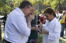 O presidente Mario Gobbi inaugura um busto em homenagem ao ex-jogador Socrates na Praca da Liberdade, no Parque So Jorge, ao lado da viuva Katia Bagnarelli, esta manh So Paulo / SP - Brasil - 28/07/2012