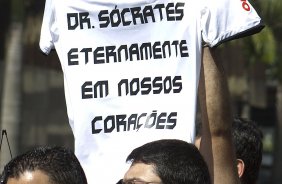 O presidente Mario Gobbi inaugura um busto em homenagem ao ex-jogador Socrates na Praca da Liberdade, no Parque So Jorge, ao lado da viuva Katia Bagnarelli, esta manh So Paulo / SP - Brasil - 28/07/2012