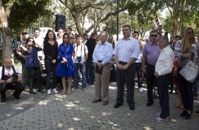 O presidente Mario Gobbi inaugura um busto em homenagem ao ex-jogador Socrates na Praca da Liberdade, no Parque So Jorge, ao lado da viuva Katia Bagnarelli, esta manh So Paulo / SP - Brasil - 28/07/2012