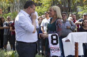 O presidente Mario Gobbi inaugura um busto em homenagem ao ex-jogador Socrates na Praca da Liberdade, no Parque So Jorge, ao lado da viuva Katia Bagnarelli, esta manh So Paulo / SP - Brasil - 28/07/2012