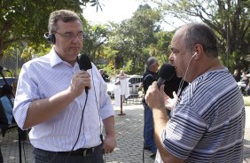 O presidente Mario Gobbi inaugura um busto em homenagem ao ex-jogador Socrates na Praca da Liberdade, no Parque So Jorge, ao lado da viuva Katia Bagnarelli, esta manh So Paulo / SP - Brasil - 28/07/2012