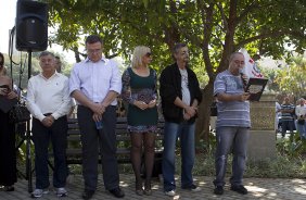 O presidente Mario Gobbi inaugura um busto em homenagem ao ex-jogador Socrates na Praca da Liberdade, no Parque São Jorge, ao lado da viuva Katia Bagnarelli, esta manhã São Paulo / SP - Brasil - 28/07/2012