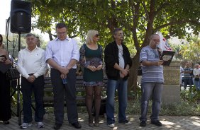 O presidente Mario Gobbi inaugura um busto em homenagem ao ex-jogador Socrates na Praca da Liberdade, no Parque So Jorge, ao lado da viuva Katia Bagnarelli, esta manh So Paulo / SP - Brasil - 28/07/2012