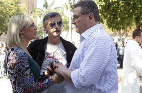 O presidente Mario Gobbi inaugura um busto em homenagem ao ex-jogador Socrates na Praca da Liberdade, no Parque So Jorge, ao lado da viuva Katia Bagnarelli, esta manh So Paulo / SP - Brasil - 28/07/2012