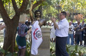O presidente Mario Gobbi inaugura um busto em homenagem ao ex-jogador Socrates na Praca da Liberdade, no Parque São Jorge, ao lado da viuva Katia Bagnarelli, esta manhã São Paulo / SP - Brasil - 28/07/2012