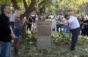 O presidente Mario Gobbi inaugura um busto em homenagem ao ex-jogador Socrates na Praca da Liberdade, no Parque So Jorge, ao lado da viuva Katia Bagnarelli, esta manh So Paulo / SP - Brasil - 28/07/2012