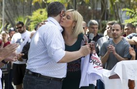 O presidente Mario Gobbi inaugura um busto em homenagem ao ex-jogador Socrates na Praca da Liberdade, no Parque São Jorge, ao lado da viuva Katia Bagnarelli, esta manhã São Paulo / SP - Brasil - 28/07/2012