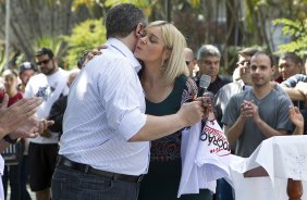 O presidente Mario Gobbi inaugura um busto em homenagem ao ex-jogador Socrates na Praca da Liberdade, no Parque So Jorge, ao lado da viuva Katia Bagnarelli, esta manh So Paulo / SP - Brasil - 28/07/2012