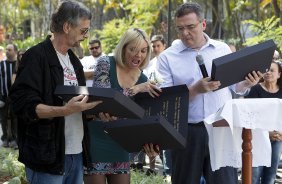 O presidente Mario Gobbi inaugura um busto em homenagem ao ex-jogador Socrates na Praca da Liberdade, no Parque São Jorge, ao lado da viuva Katia Bagnarelli, esta manhã São Paulo / SP - Brasil - 28/07/2012