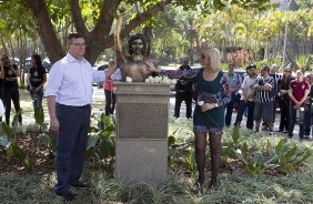 O presidente Mario Gobbi inaugura um busto em homenagem ao ex-jogador Socrates na Praca da Liberdade, no Parque So Jorge, ao lado da viuva Katia Bagnarelli, esta manh So Paulo / SP - Brasil - 28/07/2012