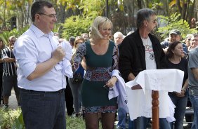 O presidente Mario Gobbi inaugura um busto em homenagem ao ex-jogador Socrates na Praca da Liberdade, no Parque So Jorge, ao lado da viuva Katia Bagnarelli, esta manh So Paulo / SP - Brasil - 28/07/2012