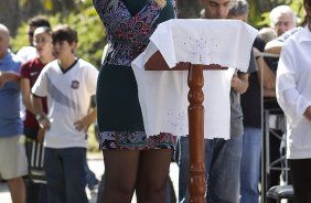 O presidente Mario Gobbi inaugura um busto em homenagem ao ex-jogador Socrates na Praca da Liberdade, no Parque So Jorge, ao lado da viuva Katia Bagnarelli, esta manh So Paulo / SP - Brasil - 28/07/2012