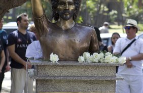 O presidente Mario Gobbi inaugura um busto em homenagem ao ex-jogador Socrates na Praca da Liberdade, no Parque So Jorge, ao lado da viuva Katia Bagnarelli, esta manh So Paulo / SP - Brasil - 28/07/2012