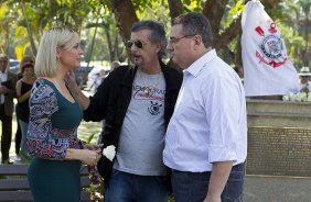 O presidente Mario Gobbi inaugura um busto em homenagem ao ex-jogador Socrates na Praca da Liberdade, no Parque São Jorge, ao lado da viuva Katia Bagnarelli, esta manhã São Paulo / SP - Brasil - 28/07/2012