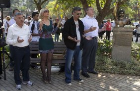 O presidente Mario Gobbi inaugura um busto em homenagem ao ex-jogador Socrates na Praca da Liberdade, no Parque So Jorge, ao lado da viuva Katia Bagnarelli, esta manh So Paulo / SP - Brasil - 28/07/2012