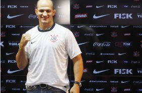 O Corinthians anunciou a contratao de Jnior Cigano durante Treino do Corinthians realizado no CT Joaquim Grava