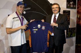 O nadador Thiago Pereira foi recebido hoje no Parque São Jorge pelo presidente Mario Gobbi