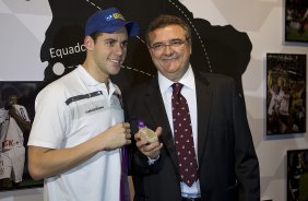 O nadador Thiago Pereira foi recebido hoje no Parque São Jorge pelo presidente Mario Gobbi
