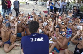 O nadador Thiago Pereira foi recebido hoje no Parque São Jorge pelo presidente Mario Gobbi. Depois conversou com alunos de natação da escola do clube e caiu na piscina com eles