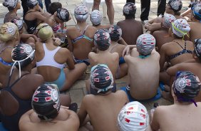 O nadador Thiago Pereira foi recebido hoje no Parque So Jorge pelo presidente Mario Gobbi. Depois conversou com alunos de natao da escola do clube e caiu na piscina com eles