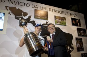 O nadador Thiago Pereira foi recebido hoje no Parque São Jorge pelo presidente Mario Gobbi