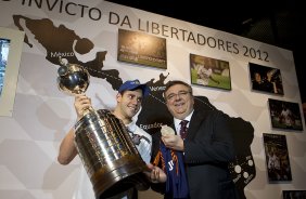 O nadador Thiago Pereira foi recebido hoje no Parque São Jorge pelo presidente Mario Gobbi