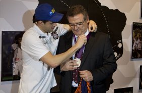 O nadador Thiago Pereira foi recebido hoje no Parque São Jorge pelo presidente Mario Gobbi