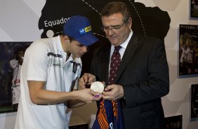 O nadador Thiago Pereira foi recebido hoje no Parque São Jorge pelo presidente Mario Gobbi
