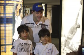 O nadador Thiago Pereira foi recebido hoje no Parque São Jorge pelo presidente Mario Gobbi