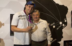 O nadador Thiago Pereira foi recebido hoje no Parque São Jorge pelo presidente Mario Gobbi