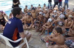 O nadador Thiago Pereira foi recebido hoje no Parque São Jorge pelo presidente Mario Gobbi. Depois conversou com alunos de natação da escola do clube e caiu na piscina com eles