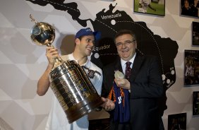O nadador Thiago Pereira foi recebido hoje no Parque São Jorge pelo presidente Mario Gobbi