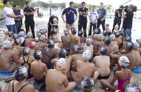 O nadador Thiago Pereira foi recebido hoje no Parque São Jorge pelo presidente Mario Gobbi. Depois conversou com alunos de natação da escola do clube e caiu na piscina com eles
