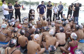 O nadador Thiago Pereira foi recebido hoje no Parque So Jorge pelo presidente Mario Gobbi. Depois conversou com alunos de natao da escola do clube e caiu na piscina com eles