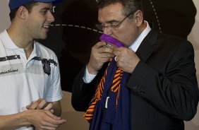 O nadador Thiago Pereira foi recebido hoje no Parque São Jorge pelo presidente Mario Gobbi