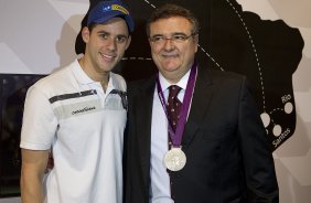 O nadador Thiago Pereira foi recebido hoje no Parque São Jorge pelo presidente Mario Gobbi